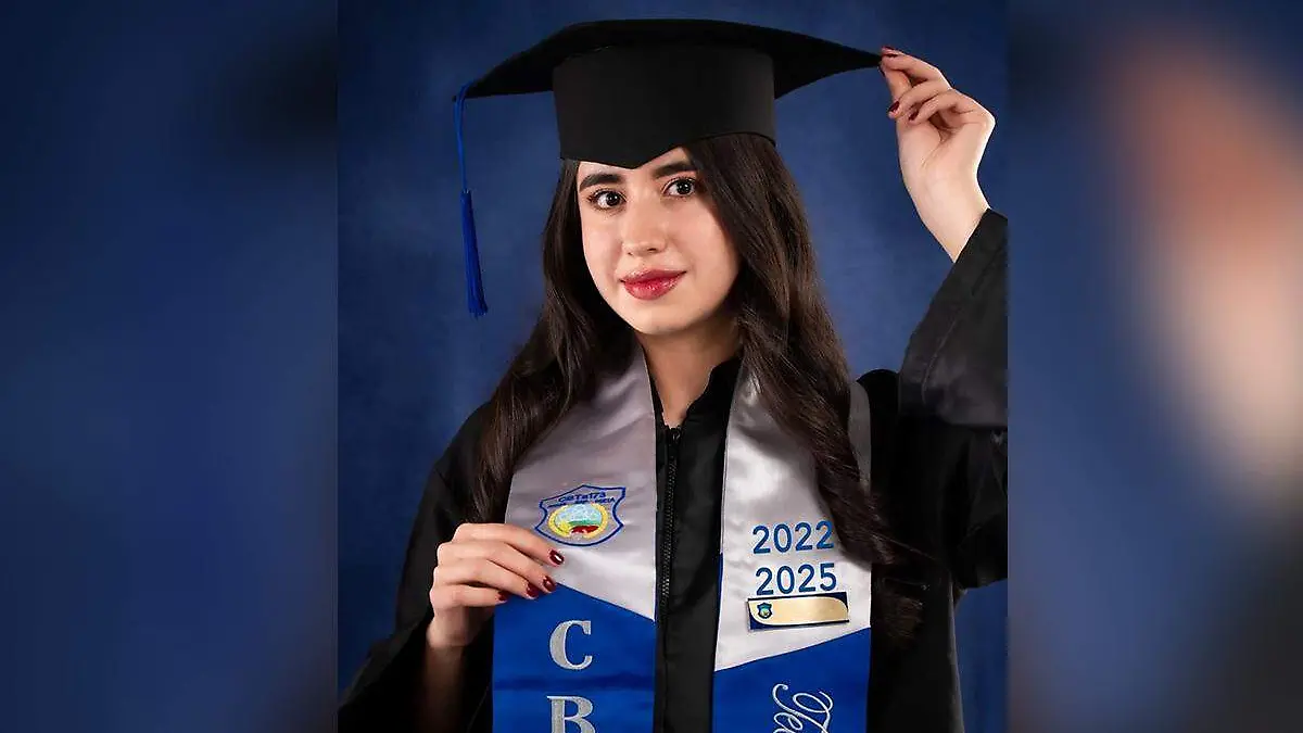 Mariana Valenzuela Lázaro feliz posó para el recuerdo el día que se graduó del CBTa #173