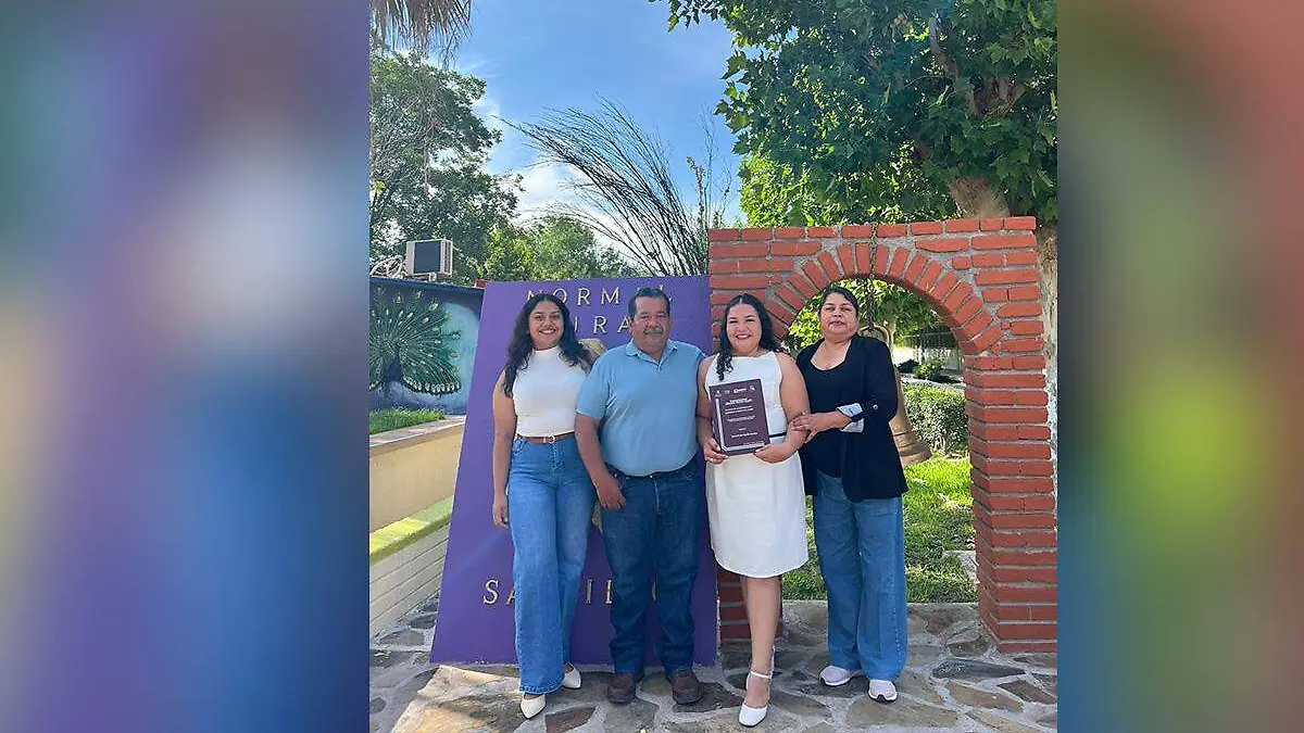 Karla Rocío Carrillo Herrera se tituló con mención honorífica como Licenciada en Educación, para orgullo de su familia