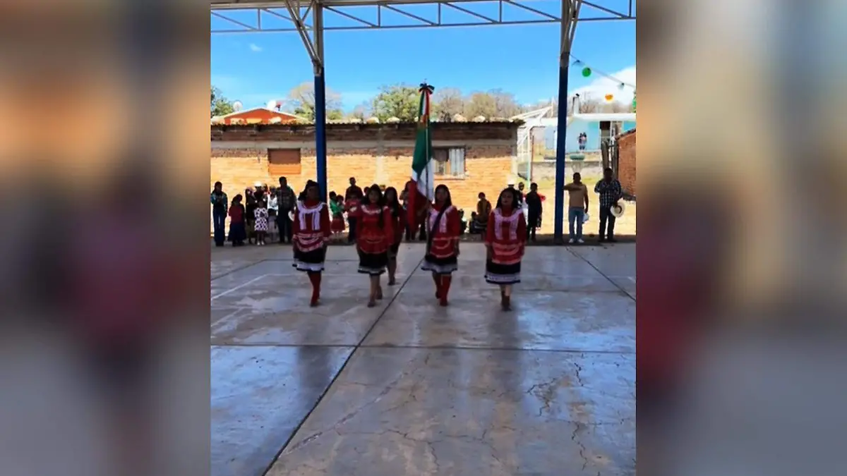 Maestro documenta cómo es una graduación en la sierra de Durango 