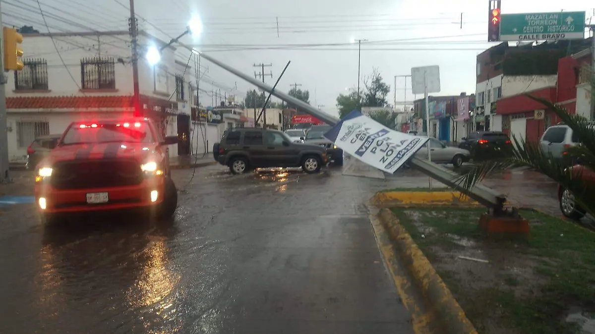 Intensa tromba deja múltiples daños en diversas partes de Durango capital 