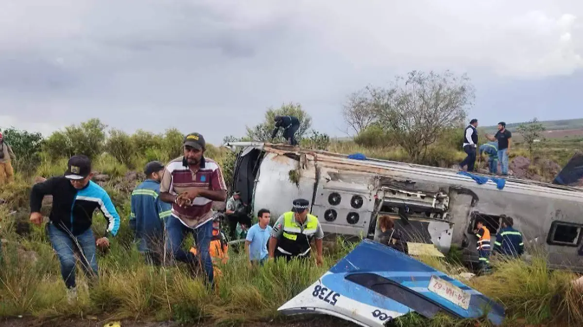 Reportan volcadura de autobús en carretera Durango-Sombrerete; hay una menor fallecida