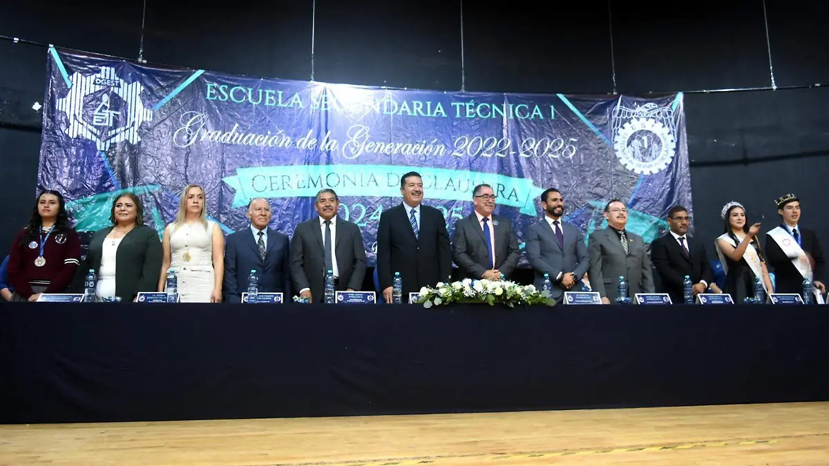 Autoridades que integraron el presidium en la ceremonia de clausura