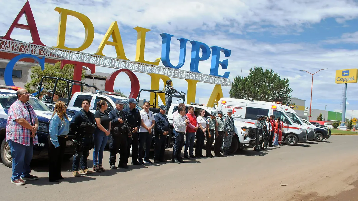 Funcionarios asistentes al acto del inicio del operativo