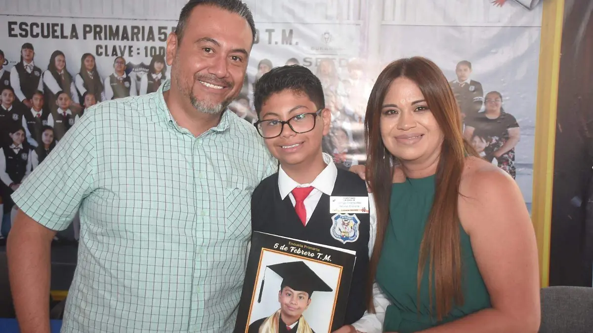 Se gradúa de la educación primaria Jorge Navar