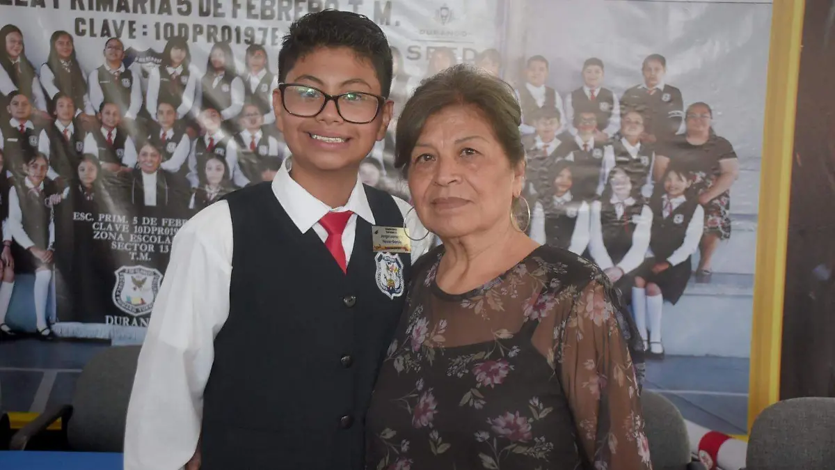 Se gradúa de la educación primaria Jorge Navar