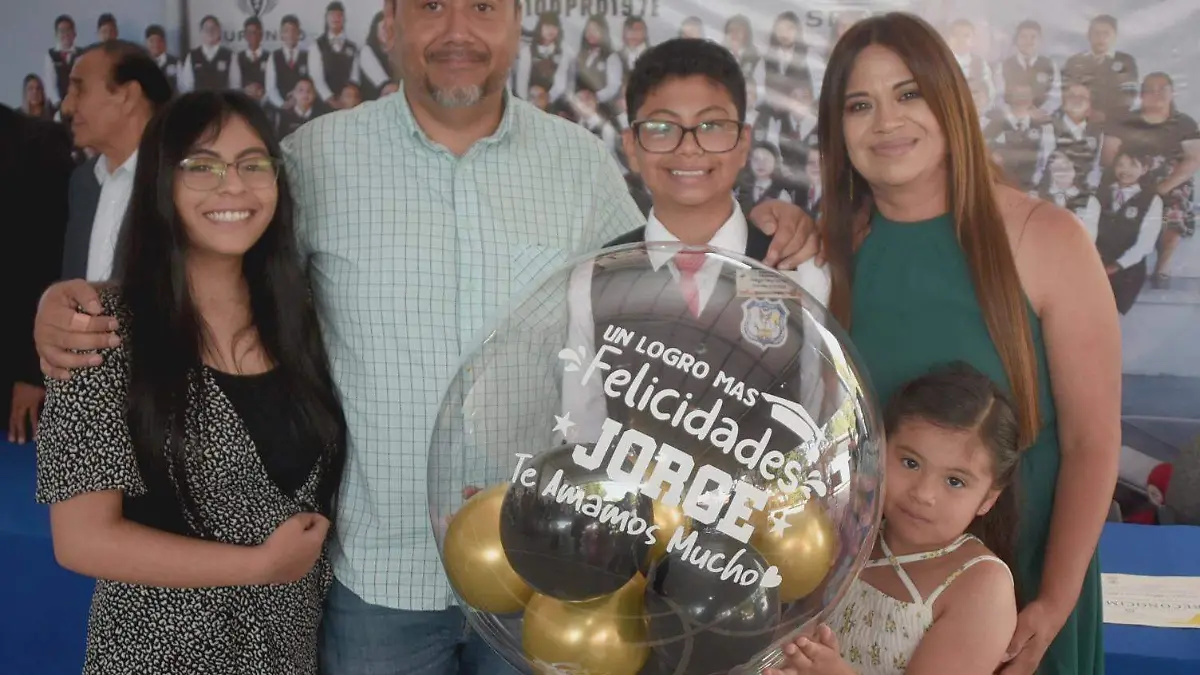 Se gradúa de la educación primaria Jorge Navar