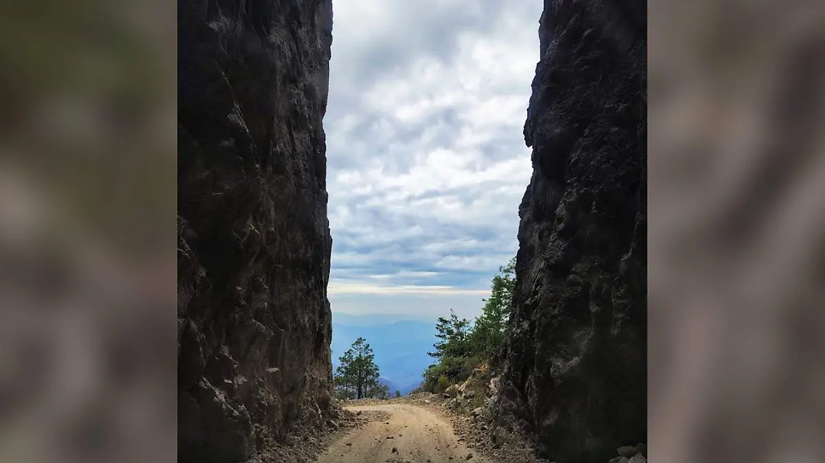 Entre Durango y Sinaloa, el camino que parte un cerro en dos [VIDEOS]