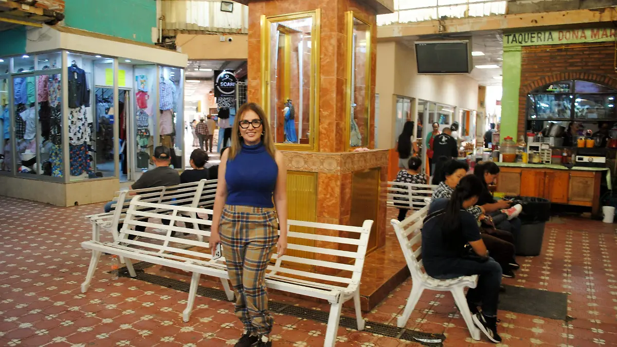 Laly, con fondo el centro del mercado