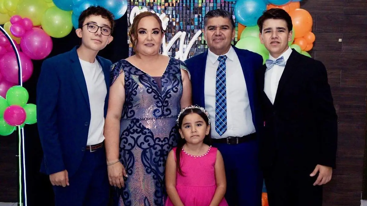 Feliz en sus quince años el jovencito Omar Andree García López, sus papitos Omar y Nabil Alejandra, sus hermanos Mathias e Isabella le acompañan