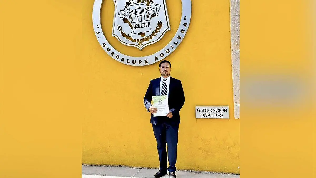 Víctor Manuel Rivas Hurtado recibe su título de Licenciado en Inclusión Educativa de la Escuela Normal Rural de J. Guadalupe Aguilera 
