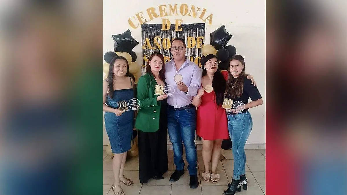 Diez años en el ámbito de la Educación celebran los maestros Patricia Torres Ramos, Rocío del Carmen Santana, Luis Gerardo Rodríguez Arenas, Laura Atenea Piz Mesta, Ma. Zulema Siañez Siañez
