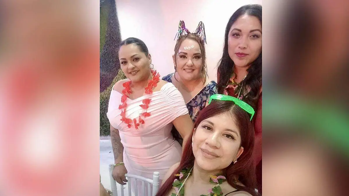 Citlalli Martínez, Brenda Lozano y Vanessa Castañeda con Nabil Alejandra López Silva en evento social