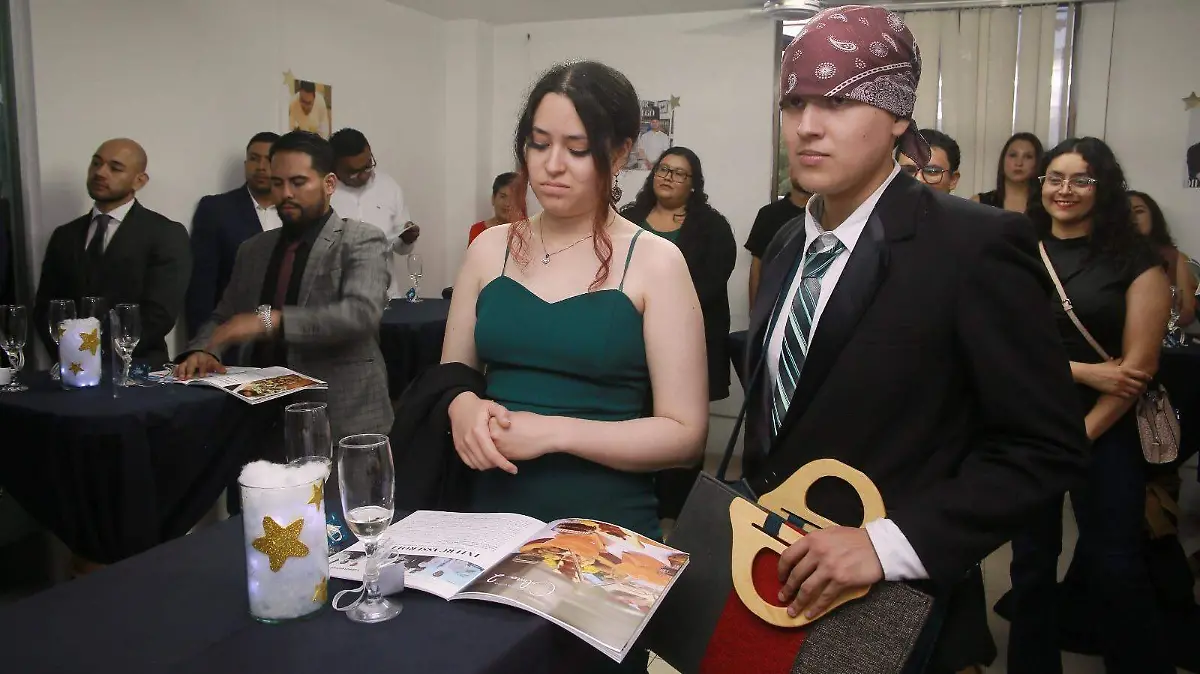 Alumnos de “Casserole” presentan revista