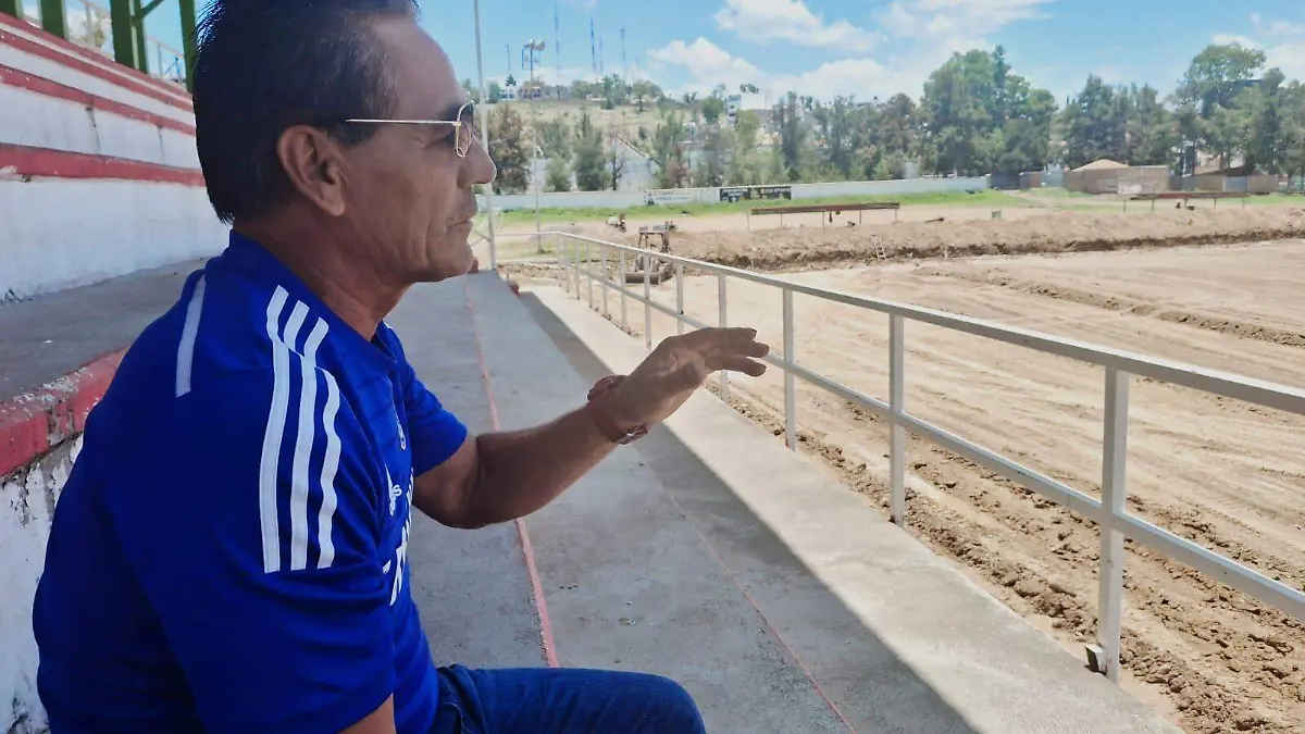 Construyen canchas de pasto sintético en los Campos de fútbol de la Prepa