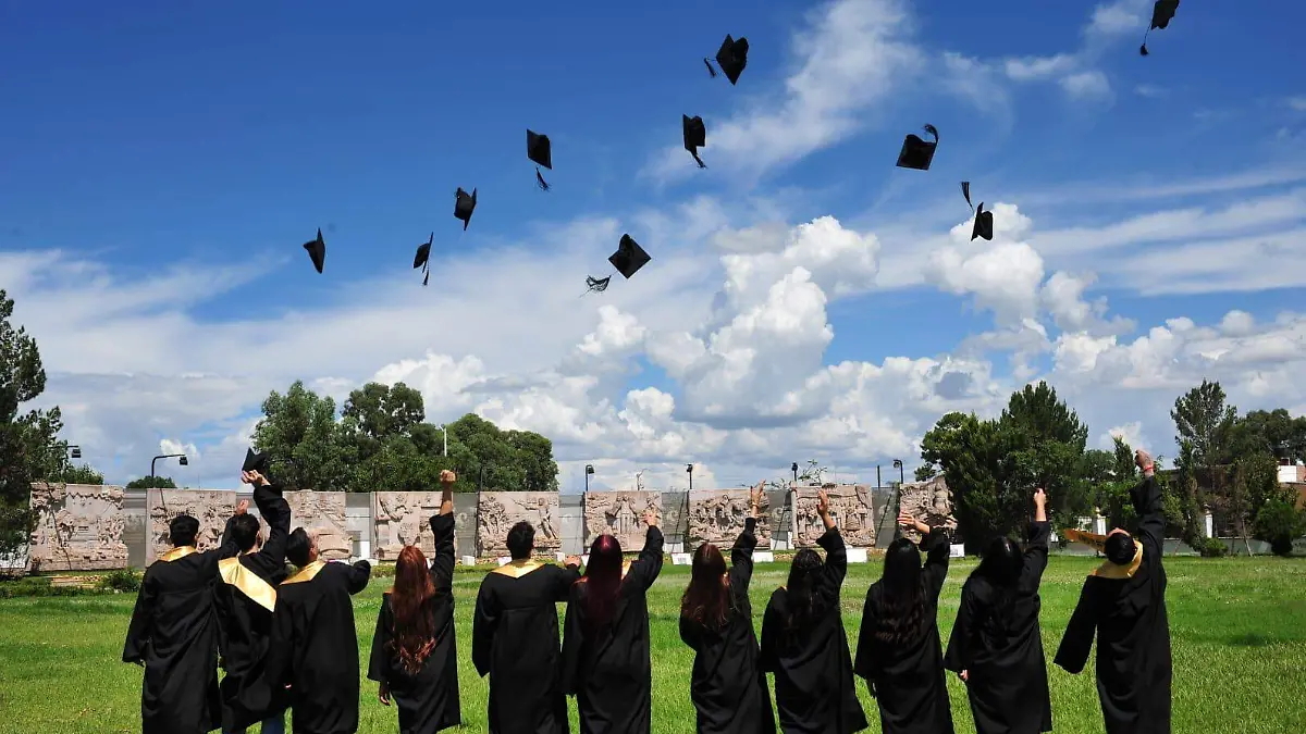 Significativo momento cuando lanzan al aire los birretes