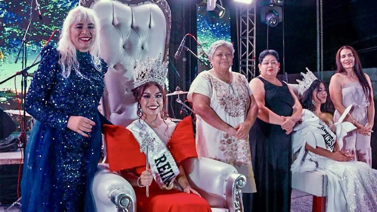 La alcaldesa Norma Elizabeth Sotelo Ochoa, corona a Camila I como la reina de la Feria Regional Cuencamé 2025