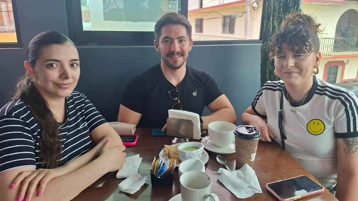 María José Del Rivero Ontiveros, Hugo Alejandro Nevárez Ontiveros y Jazmín Ontiveros Calvo disfrutaron de una grata tarde de café
