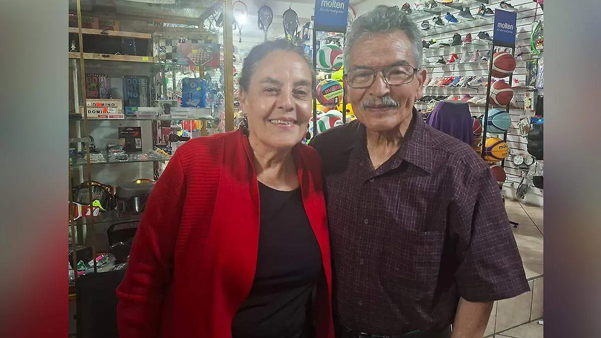 Siempre sonrientes a la vida, la señora Nena y su hermano Cesario Reyes