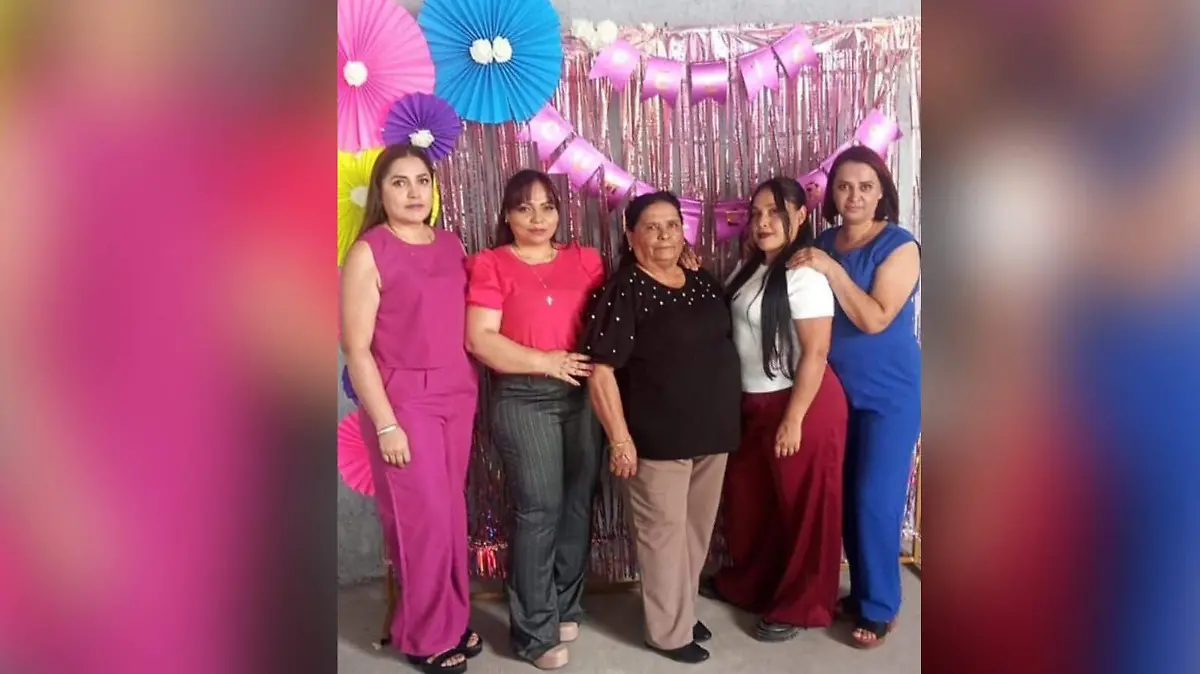 Acompañada de sus hijas la linda señora Emilia Avilés Reyes en el día de su cumpleaños