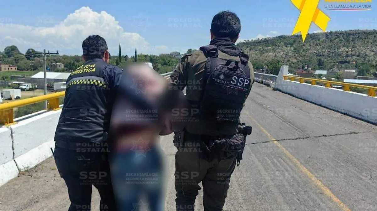 Rescatan a mujer que intentaba lanzarse de un puente en Durango