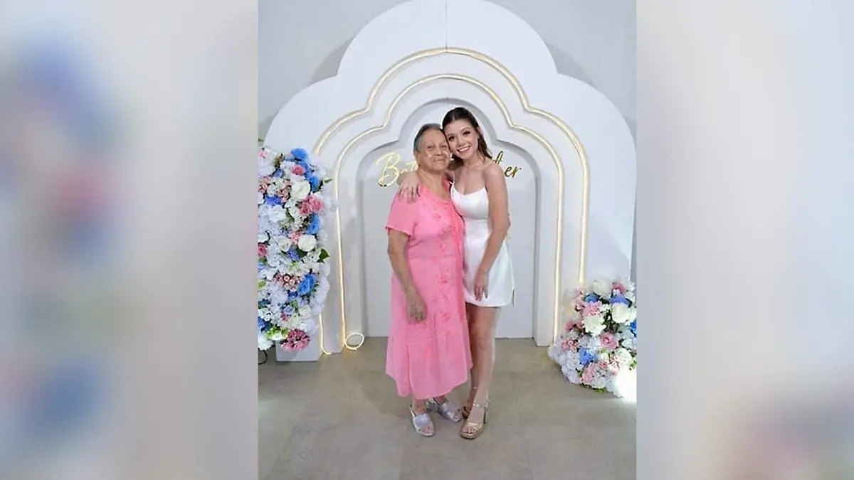 Le acompaña su tía Socorro Vázquez Alvarado a Andrea Szafran Torres