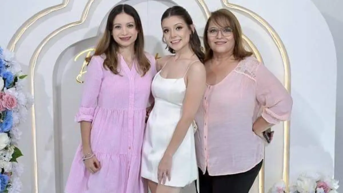 Licenciada Andrea Szafran Torres con su tía Yola Fortozo y Yessica Torres