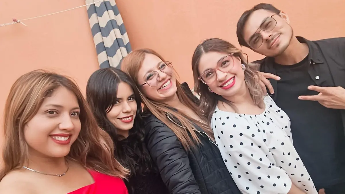 Alegre festejo de cumpleaños para la guapa Lorena Aragón O.