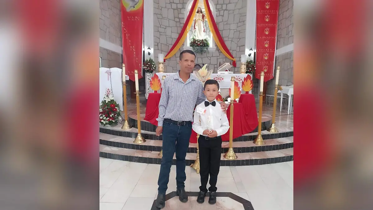 Elías Aguirre Ramírez recibió el sacramento de la confirmación, acompañado de su padrino Manuel de Jesús Aguirre