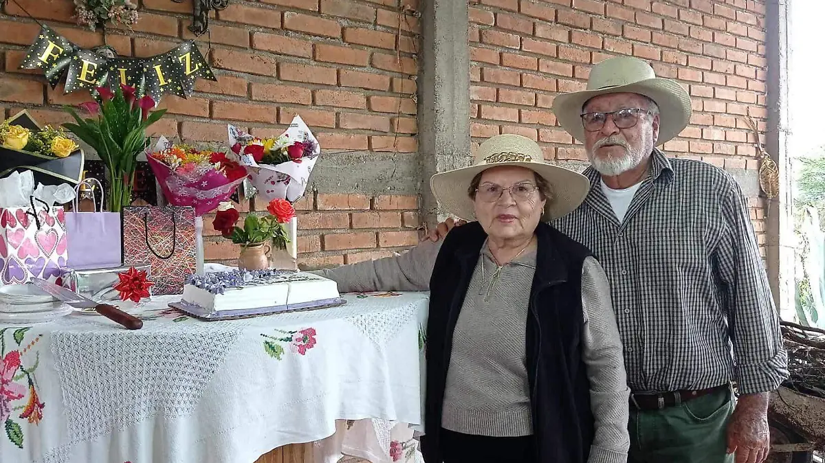 La linda señora María Luisa Guzmán de S., celebró su cumpleaños número 73 en compañía de su esposo
