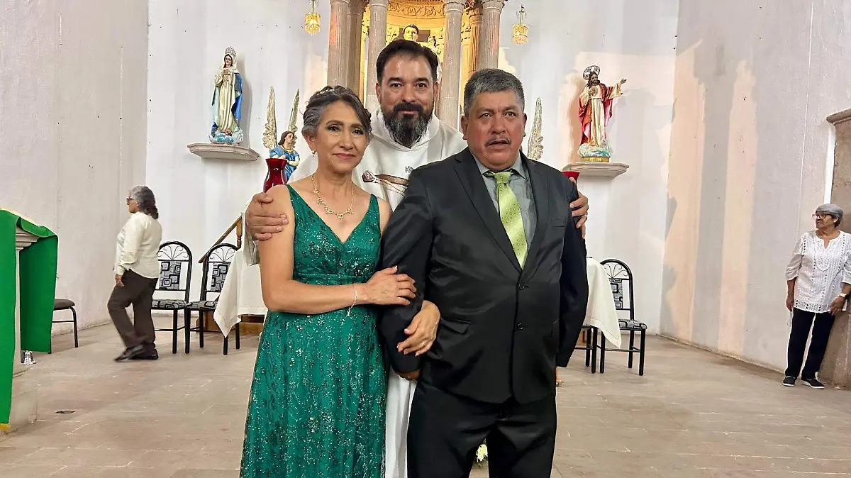 Carmelita Hernández Contreras y Armando Machado Avitia, celebrando la Sagrada Eucaristía el padre Alberto Frausto Rodríguez