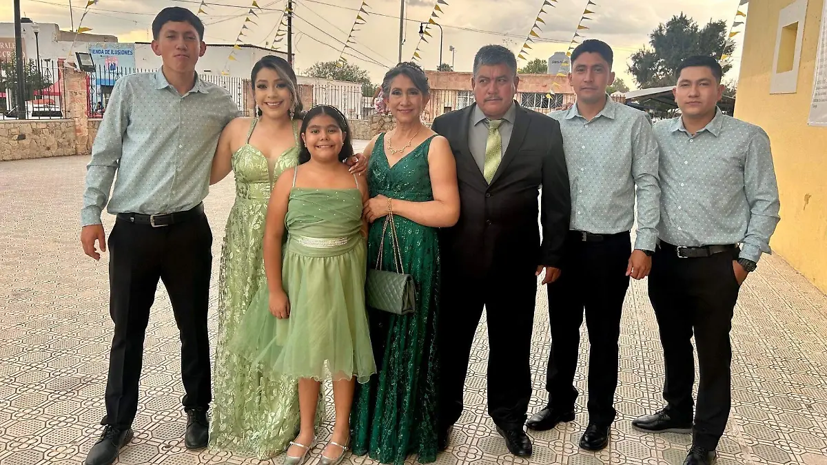 Felices Carmelita Hernández Contreras y Armando Machado Avitia con sus hijos y nietecita Madelain Nicol