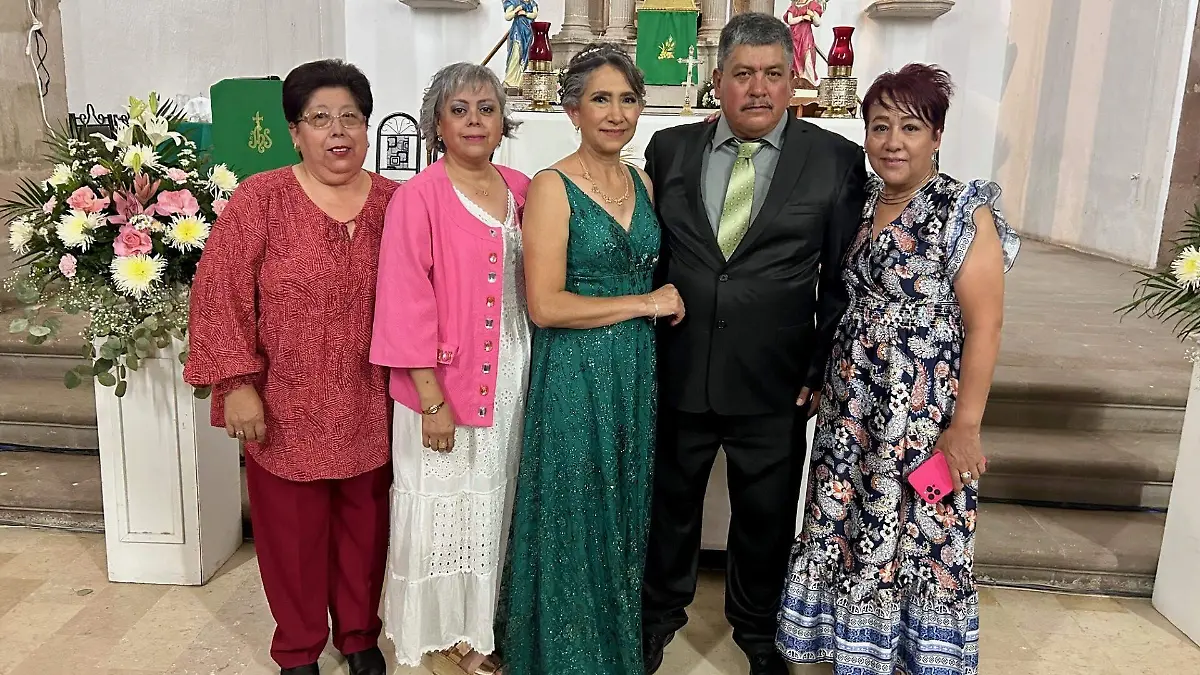 Araceli, Mayela y Rosario acompañaron a sus hermano y cuñada, Carmelita Hernández Contreras y Armando Machado Avitia, en su boda de perla