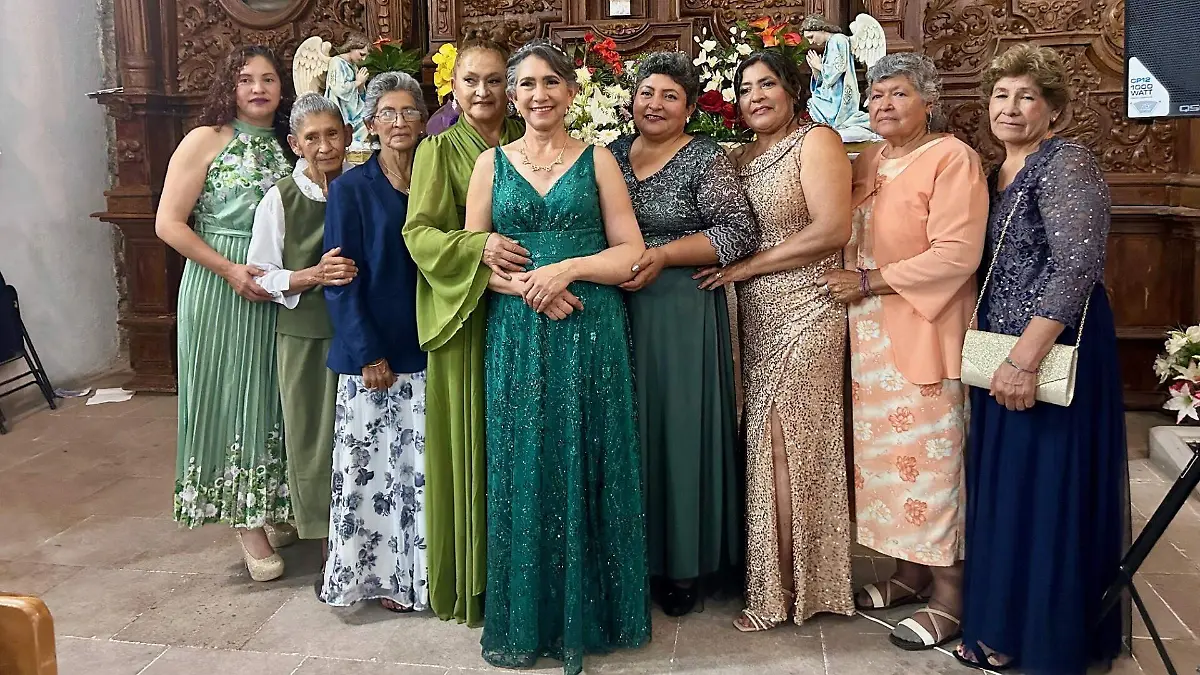 Carmelita Hernández Contreras feliz con sus hermanas