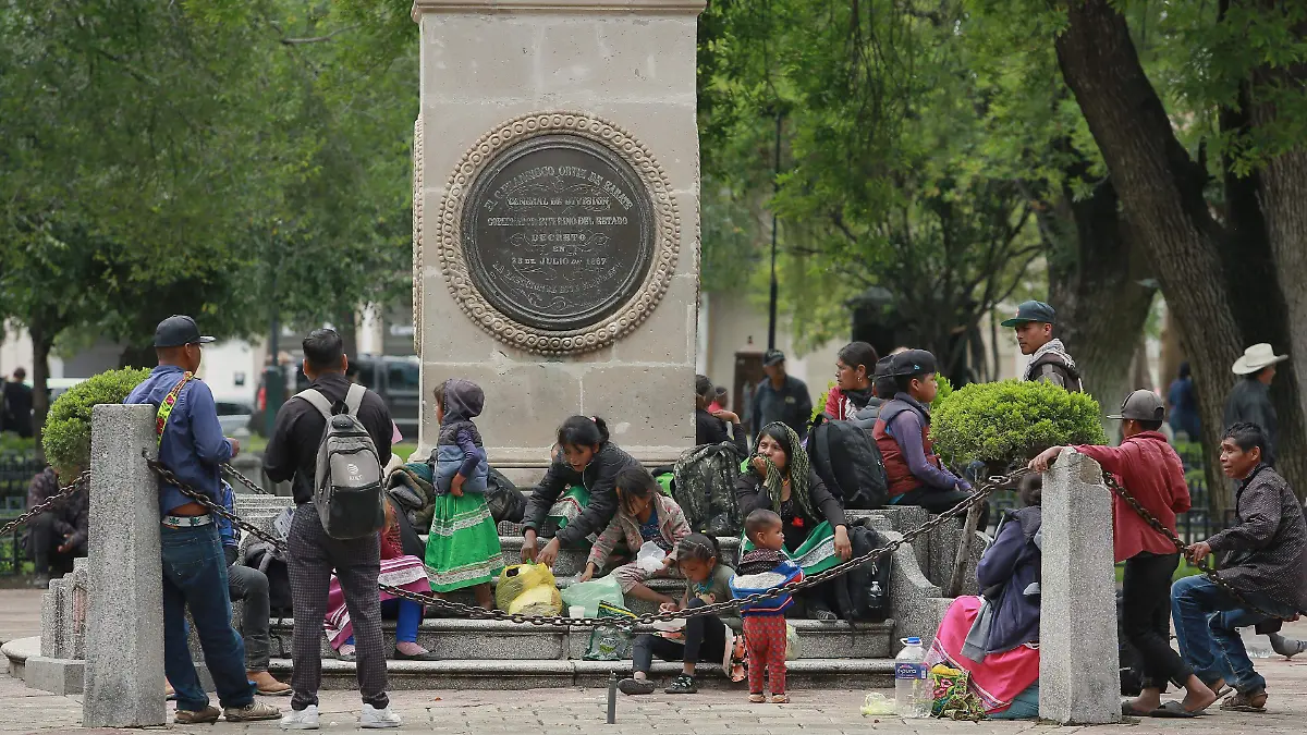 Personas de comunidades indígenas en la plaza Baca Ortiz 
