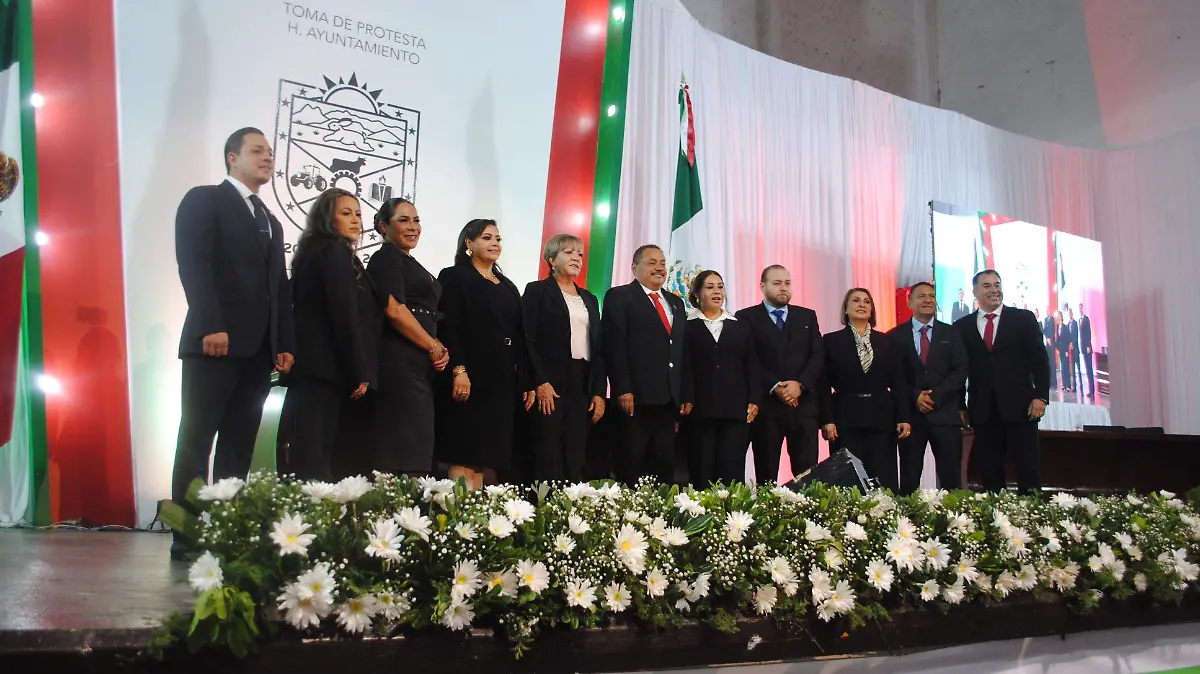 Nuevo Ayuntamiento y representantes de poderes