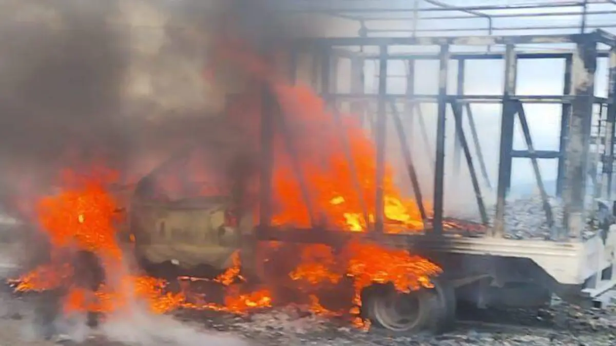 Bomberos controlan incendio de una camioneta