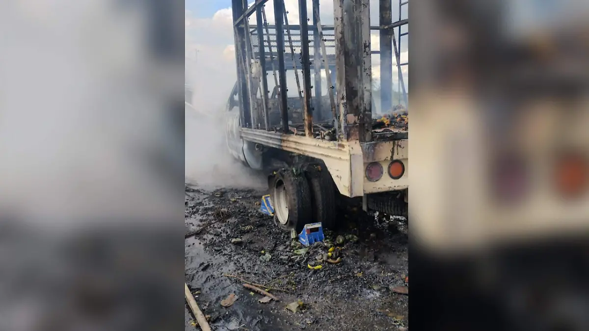 Bomberos sofocan incendio de camioneta en la carretera México