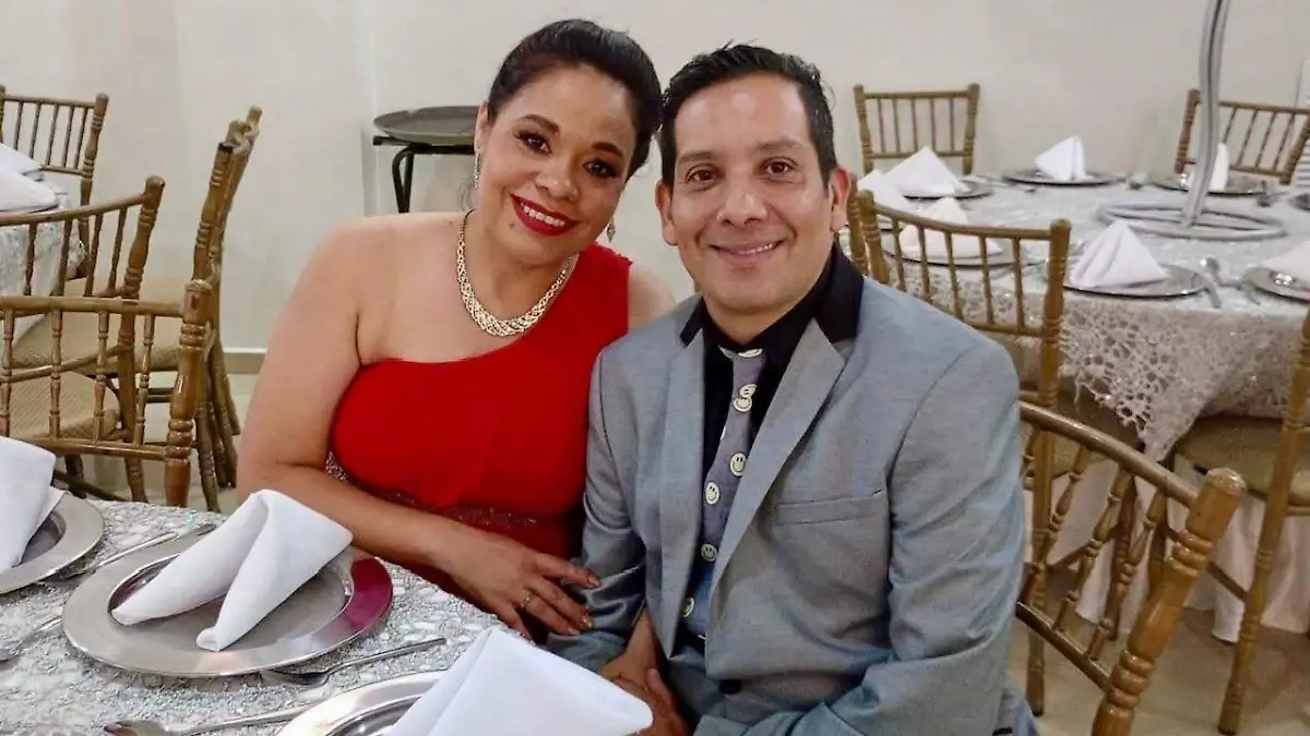 Mario Alberto Vázquez en evento social con su linda esposa Gely
