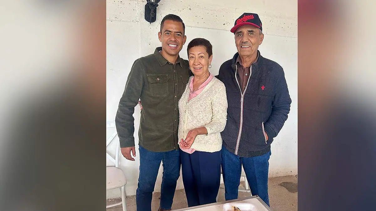 Maestros Federico Castro y Almita Rojas con el cumpleañero, el abogado Jaime Villarreal Espinosa