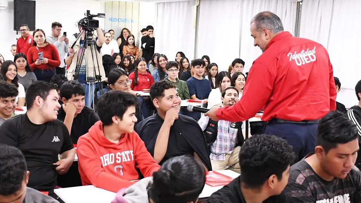 Cercanía y compromiso rector de la UJED se reúne con jóvenes de la Escuela de Ciencias y Tecnologías 2