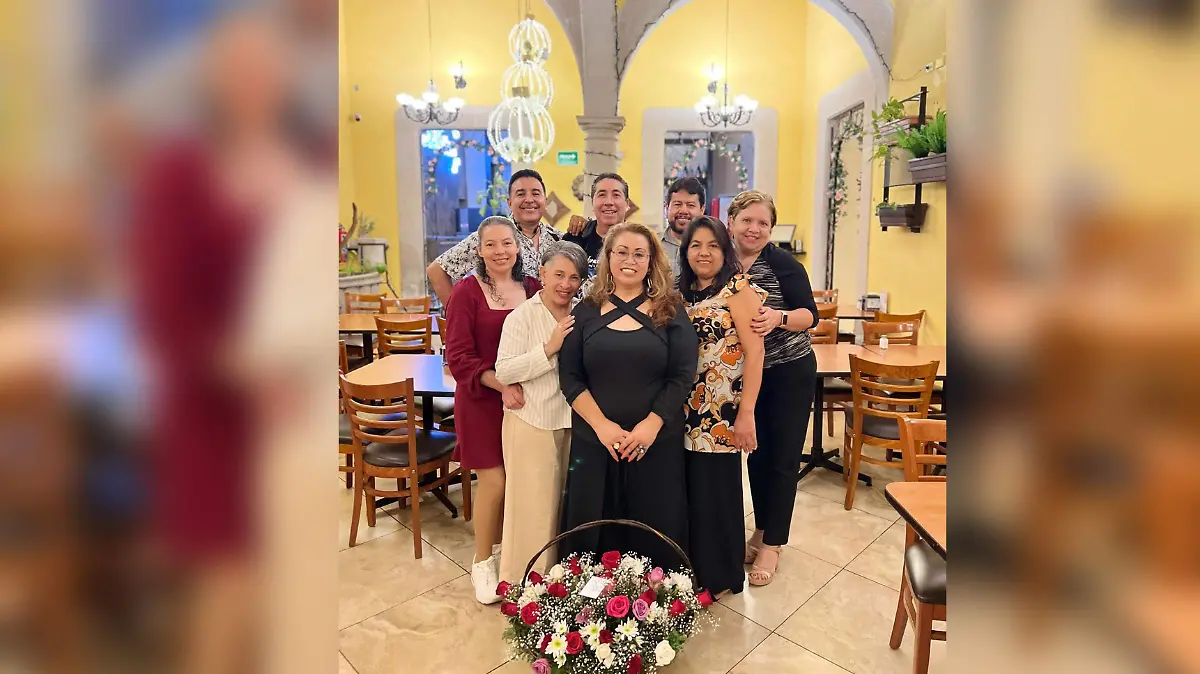 Un alegre festejo para la Licenciada Yolanda Díaz Avitia 