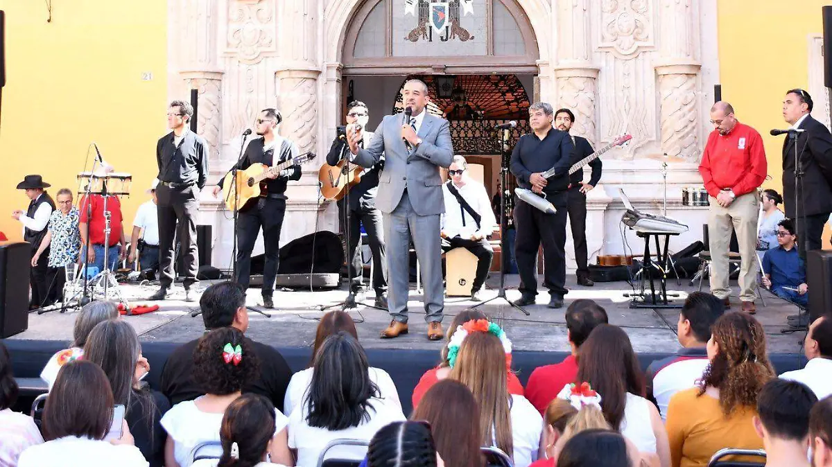 Los universitarios celebran las Fiestas Patrias