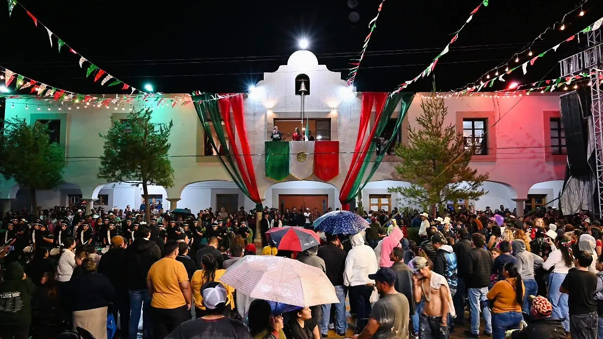 Zaira Quiñones da el Grito de Independencia 