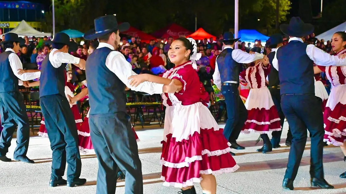 Zaira Quiñones da el Grito de Independencia 