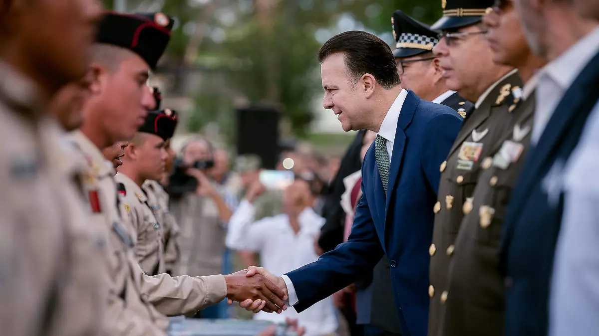 Esteban Villegas reconoce a jóvenes que concluyeron su servicio militar