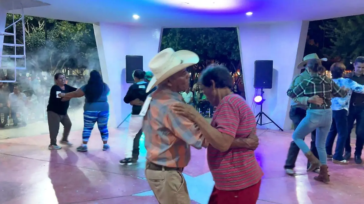Parejas disfrutando el ambiente
