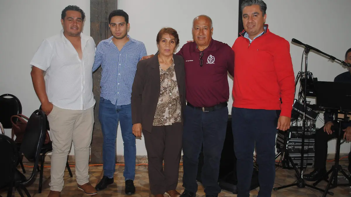 El maestro jubilado, esposa e hijos