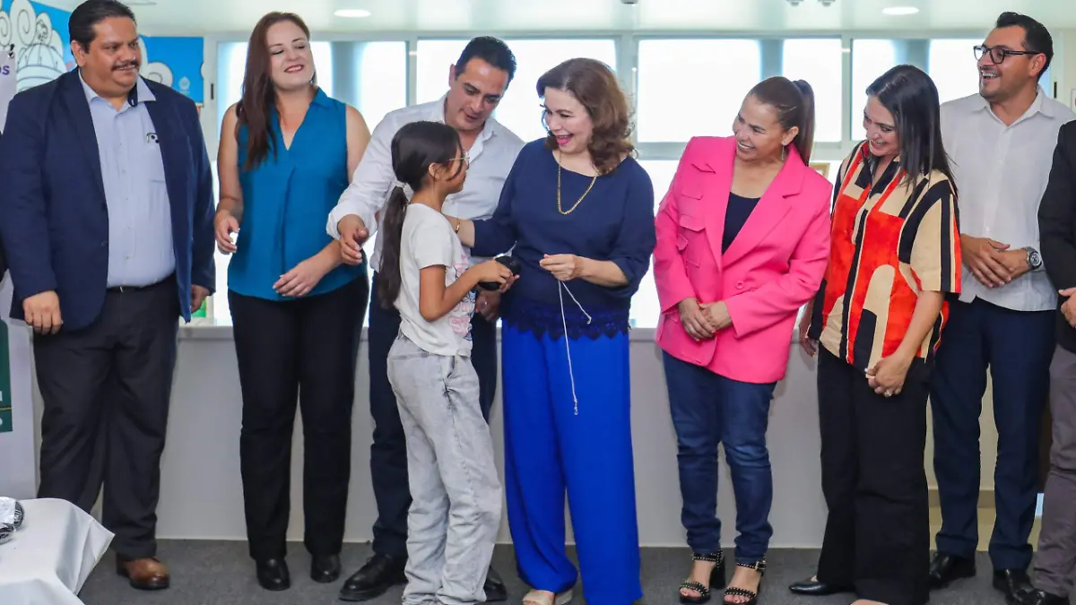 Lentes gratuitos a niños con programa de salud visual en Durango