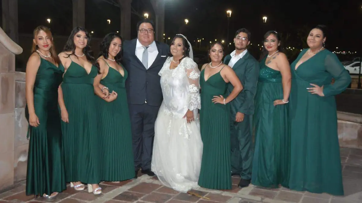 Los novios acompañados de sus damas