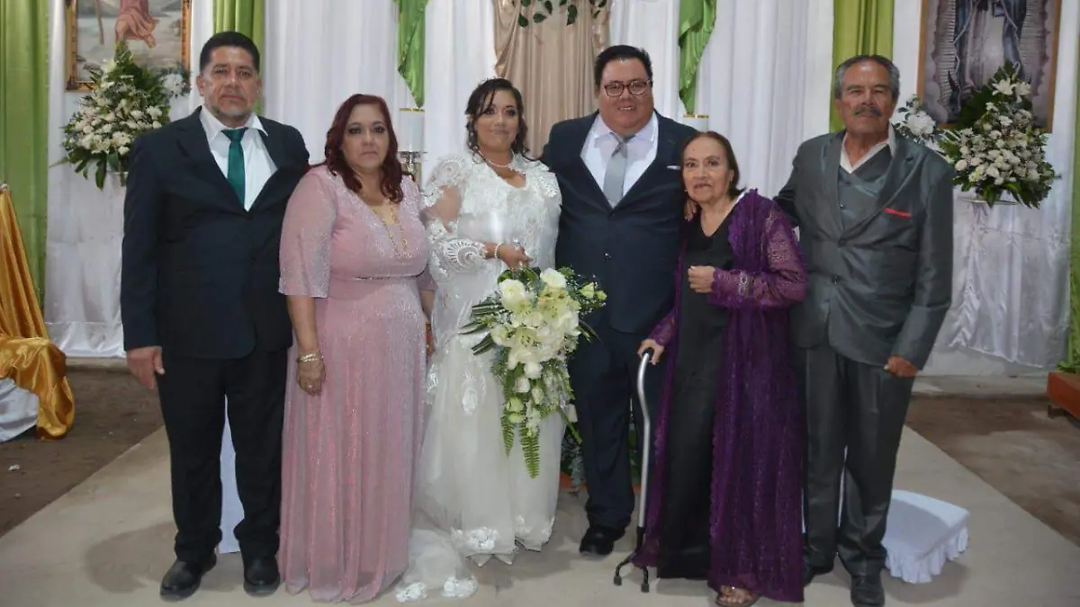 Su familia los estuvo felicitando